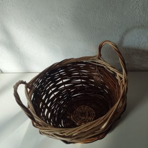 Cesta mimbre con dos asas.