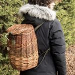 Mochila de mimbre artesanal hecha a mano por Cesteando con fibras vegetales.