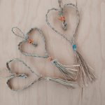 Corazones decorativos elaborados con fibras vegetales en un taller de cestería artesanal de Cesteando.