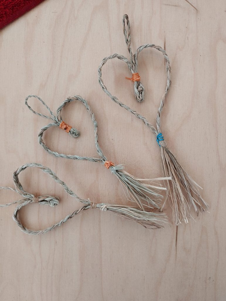 Corazones decorativos elaborados con fibras vegetales en un taller de cestería artesanal de Cesteando.