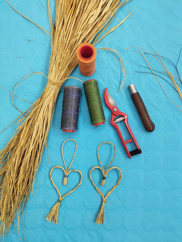 Materiales y herramientas para un taller de cestería con fibras vegetales en Cesteando.