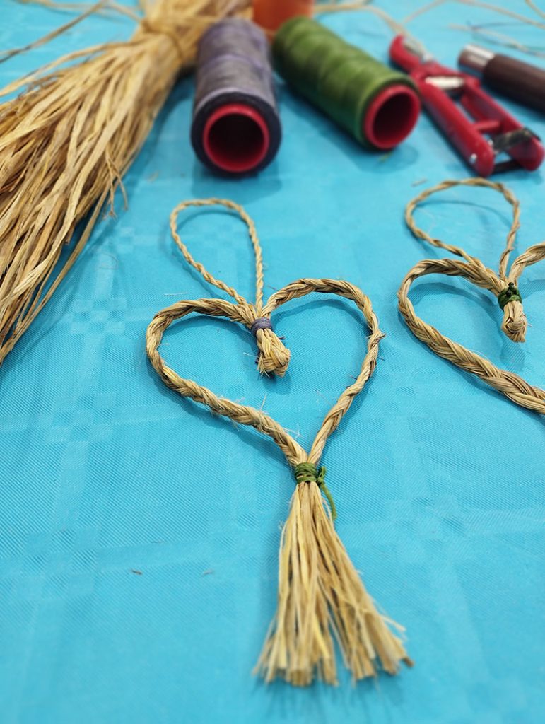 Corazón de fibras vegetales realizado durante un taller de cestería artesanal con materiales naturales.