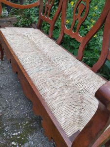 Banco de madera con asiento de anea restaurado artesanalmente por Cesteando en Valladolid.