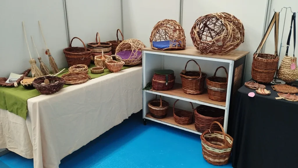 Adorno decorativo elaborado con fibras vegetales durante un taller de cestería artesanal.