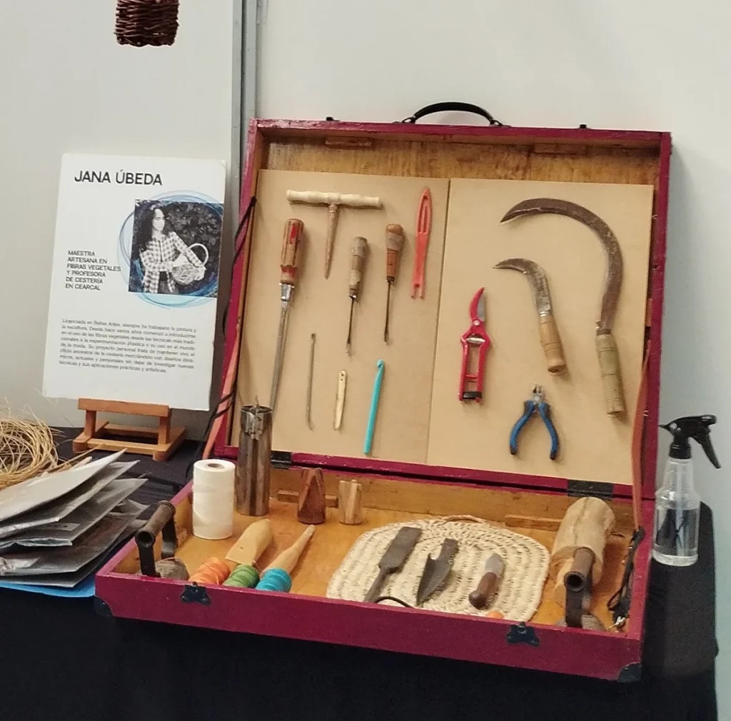 Demostración de cestería artesanal en feria