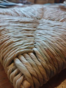 Detalle del trenzado de anea en un asiento de silla reparado artesanalmente