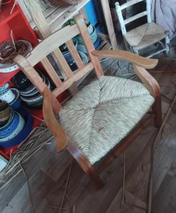 Silla de madera con asiento de anea reparado artesanalmente por Cesteando